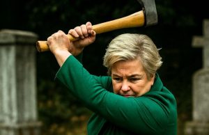 During her son’s funeral, the mother took an axe and hi:t the coffin lid several times: when the lid broke, people saw something terrible